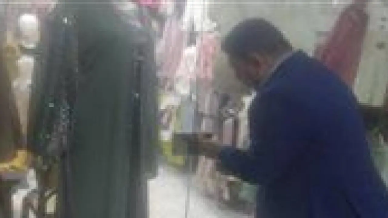 غلق وتشميع محلين تجاريين في طامية تزامناً مع بدء تطبيق ترشيد الكهرباء